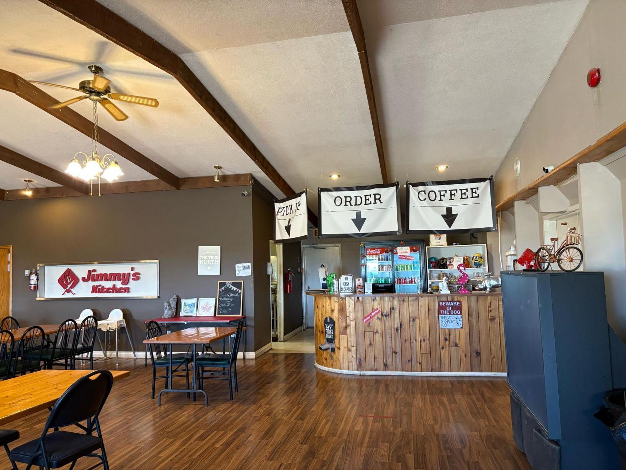 Maple Creek Motor Inn Exterior photo