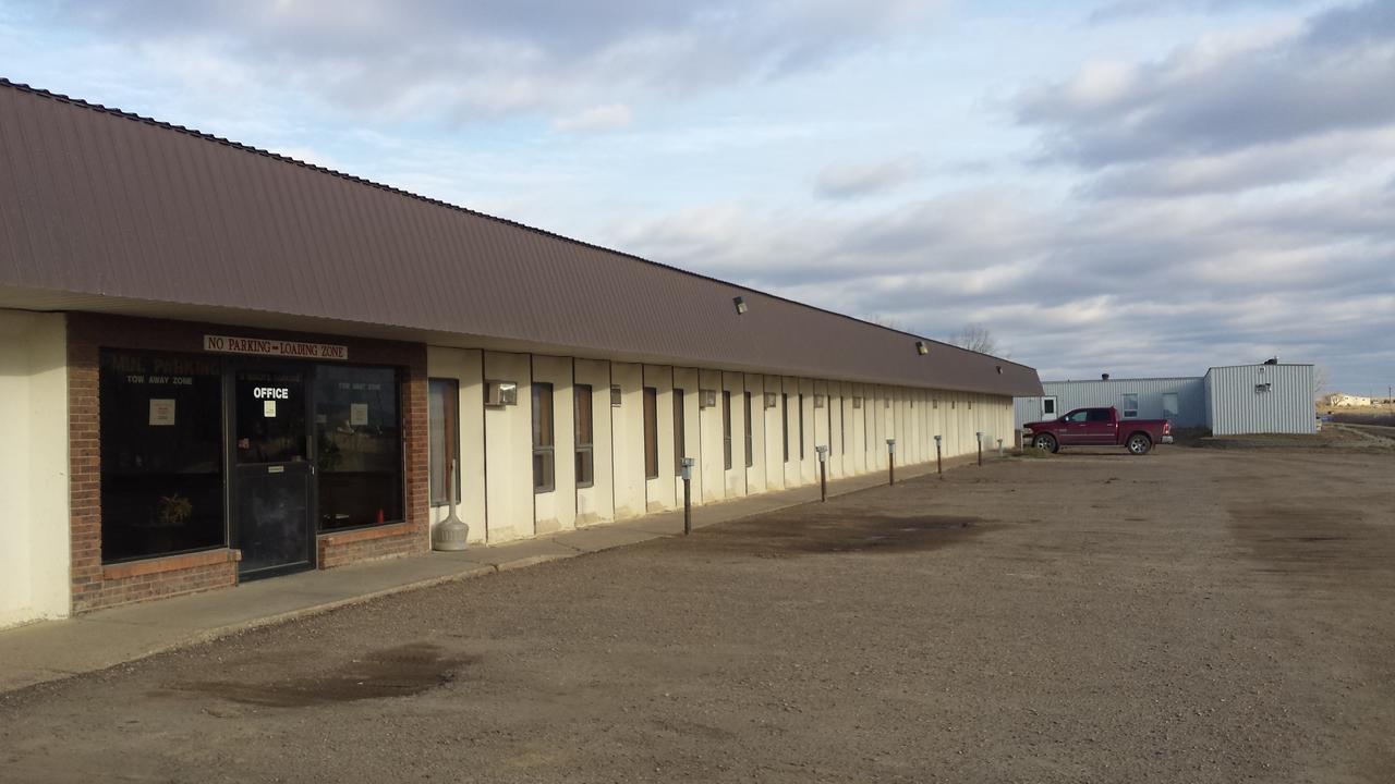 Maple Creek Motor Inn Exterior photo